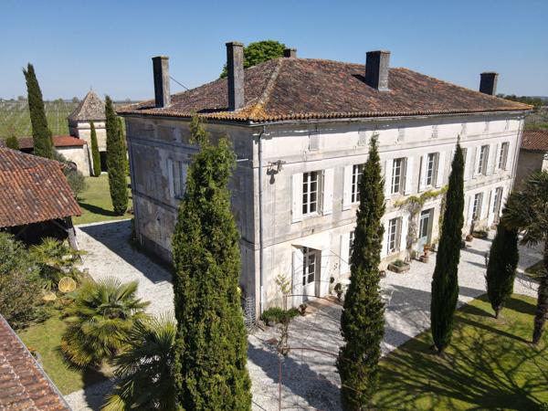 Archiac (17520) PROPRIETE 15 PIECES ET DEPENDANCES