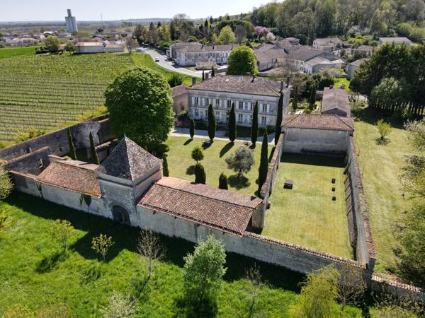 Archiac (17520) PROPRIETE 15 PIECES ET DEPENDANCES