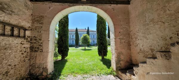 Archiac (17520) PROPRIETE 15 PIECES ET DEPENDANCES