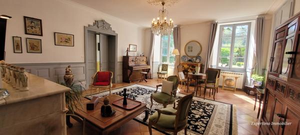 Archiac (17520) PROPRIETE 15 PIECES ET DEPENDANCES