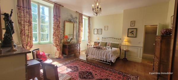 Archiac (17520) PROPRIETE 15 PIECES ET DEPENDANCES