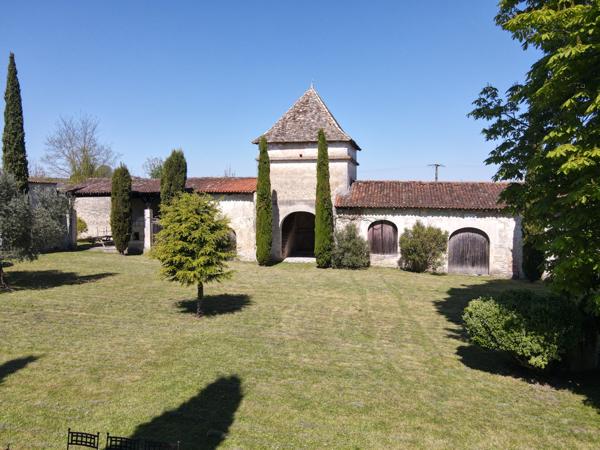 Archiac (17520) PROPRIETE 15 PIECES ET DEPENDANCES