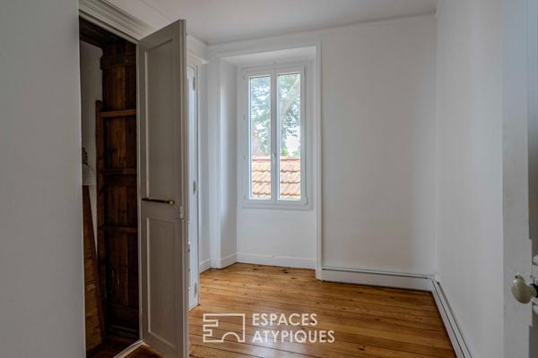 Villa Pornicaise avec sa maison de gardien et son jardin arboré suspendu au dessus de l’océan