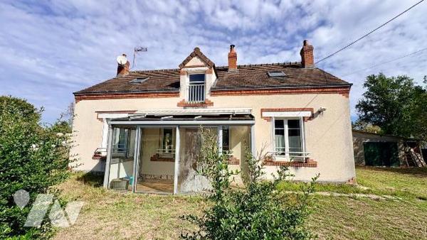 À La Ferté-Imbault (41300), découvrez cette maison familiale pleine de potentiel, offrant une v...