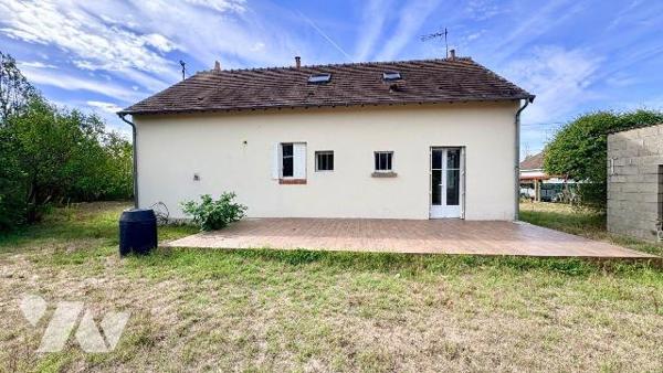 À La Ferté-Imbault (41300), découvrez cette maison familiale pleine de potentiel, offrant une v...