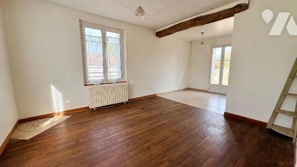 À La Ferté-Imbault (41300), découvrez cette maison familiale pleine de potentiel, offrant une v...