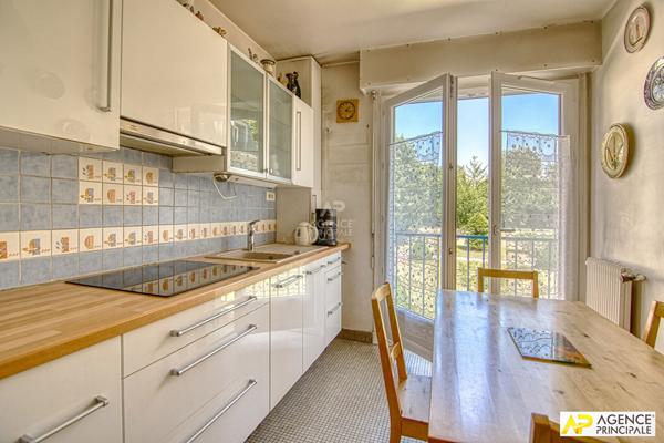 Versailles Avenue de Paris Appartement 6 pièces 131.79 m² carrez avec ascenseur, cave et parking en sous-sol €649 000 ** - Référence 25421