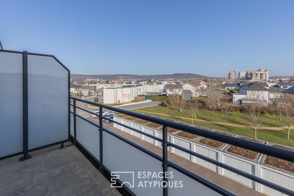 Dernier étage rénové et son balcon avec vue dégagée