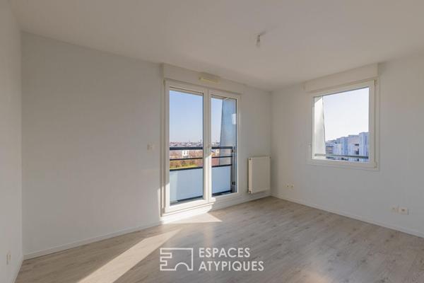 Dernier étage rénové et son balcon avec vue dégagée