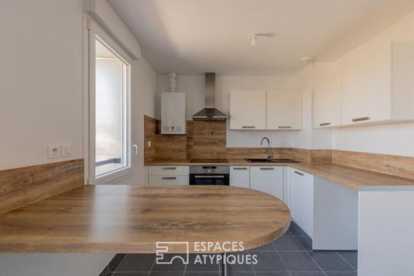 Dernier étage rénové et son balcon avec vue dégagée