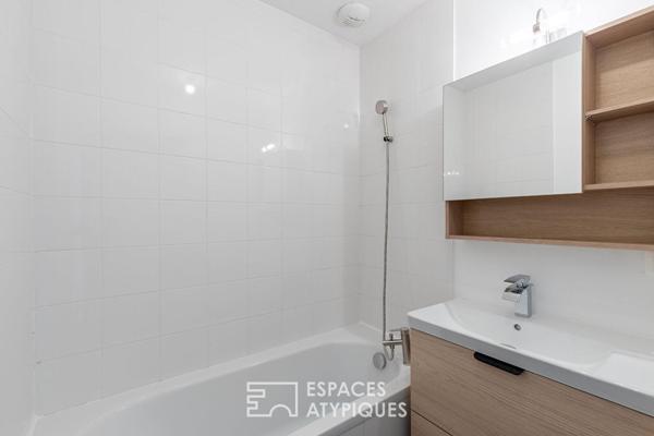 Dernier étage rénové et son balcon avec vue dégagée