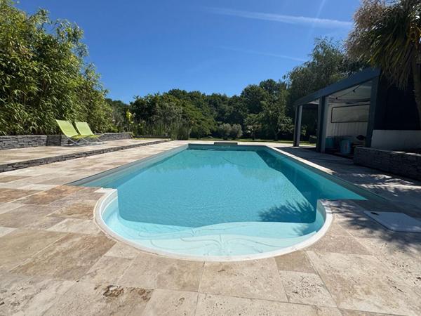 Maison d'architecte de plain-pied  à Salleboeuf  - 11 pièces -  354 m2 -  7112 m2 de terrain - Double garage - Piscine - 2 dépendances -  Aire de stationnement