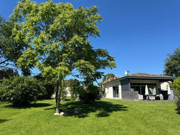 Maison d'architecte de plain-pied  à Salleboeuf  - 11 pièces -  354 m2 -  7112 m2 de terrain - Double garage - Piscine - 2 dépendances -  Aire de stationnement