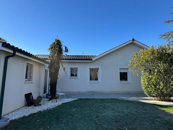 Maison d'architecte de plain-pied  à Salleboeuf  - 11 pièces -  354 m2 -  7112 m2 de terrain - Double garage - Piscine - 2 dépendances -  Aire de stationnement