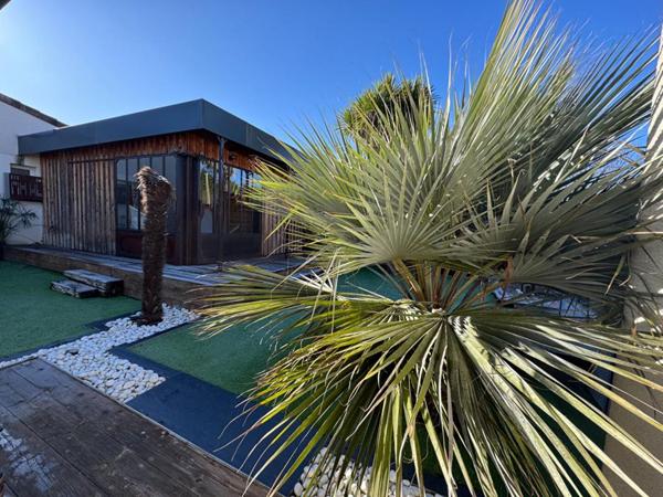 Maison d'architecte de plain-pied  à Salleboeuf  - 11 pièces -  354 m2 -  7112 m2 de terrain - Double garage - Piscine - 2 dépendances -  Aire de stationnement