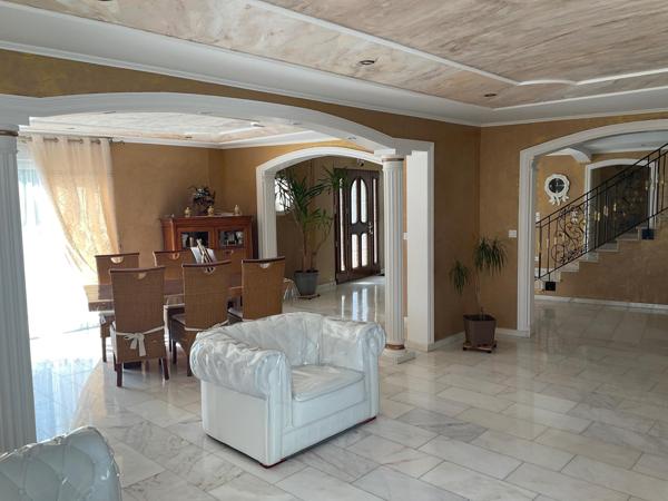 Maison à LE GENEST-SAINT-ISLE, 53940 - 7 pièces 215m²