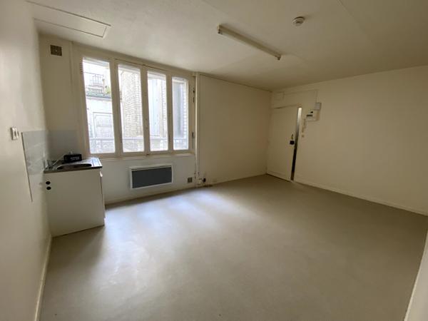 A LOUER STUDIO EN PLEIN CENTRE VILLE DE ST QUENTIN 02100