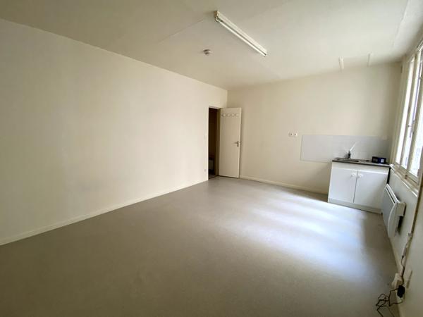 A LOUER STUDIO EN PLEIN CENTRE VILLE DE ST QUENTIN 02100