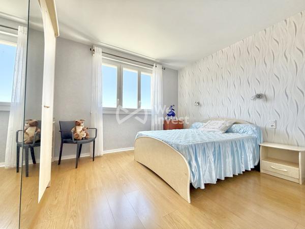 Spacieux appartement de type 2 au dernier étage avec balcon, cave et garage.