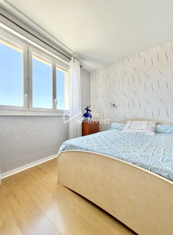 Spacieux appartement de type 2 au dernier étage avec balcon, cave et garage.