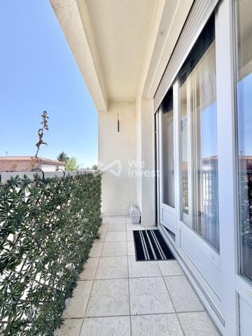 Spacieux appartement de type 2 au dernier étage avec balcon, cave et garage.