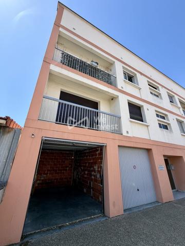 Spacieux appartement de type 2 au dernier étage avec balcon, cave et garage.