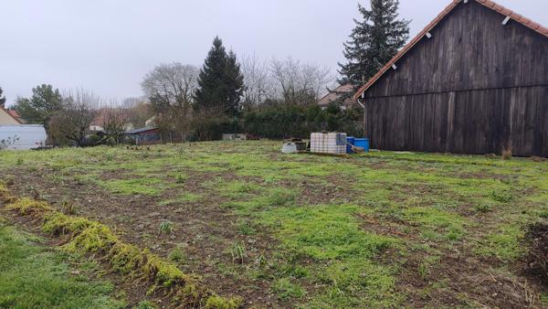 Terrain plat avec tous les raccordements aux pieds