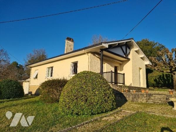 Maison de plain pied 5 pièces sur les hauteurs de Sarlat. Beau jardin cloturé. Vue dégagée