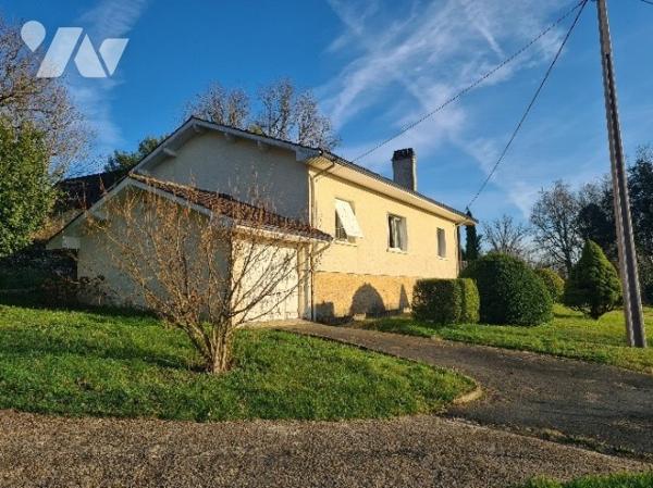 Maison de plain pied 5 pièces sur les hauteurs de Sarlat. Beau jardin cloturé. Vue dégagée