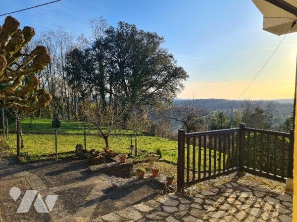 Maison de plain pied 5 pièces sur les hauteurs de Sarlat. Beau jardin cloturé. Vue dégagée