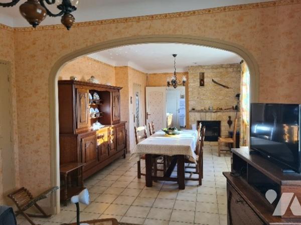 Maison de plain pied 5 pièces sur les hauteurs de Sarlat. Beau jardin cloturé. Vue dégagée