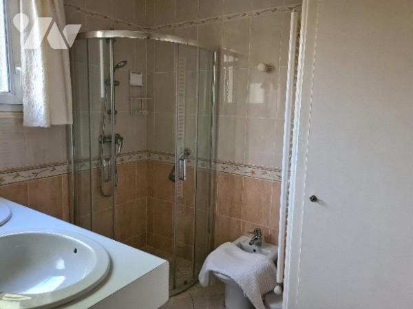 Maison de plain pied 5 pièces sur les hauteurs de Sarlat. Beau jardin cloturé. Vue dégagée