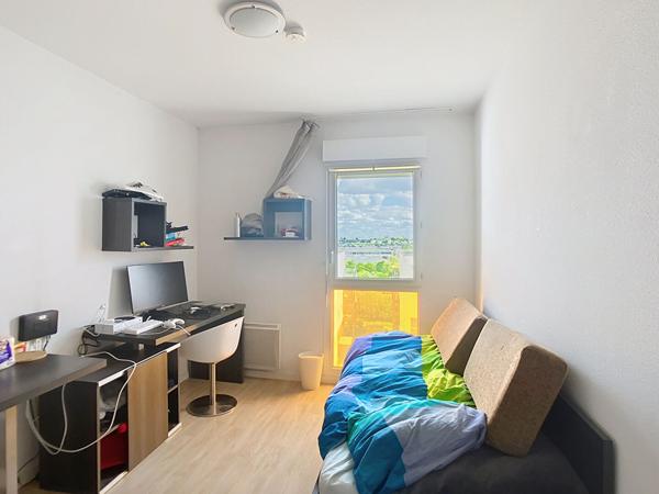 A vendre Angers plateau des capucins, chu, appartement studio avec coin chambre et place de parking privative couverte en sous-sol situé dans une résidence étudiante , vendu avec locataire en place sur un bail commercial.