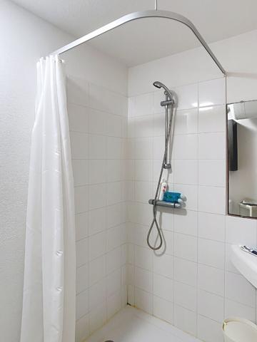 A vendre Angers plateau des capucins, chu, appartement studio avec coin chambre et place de parking privative couverte en sous-sol situé dans une résidence étudiante , vendu avec locataire en place sur un bail commercial.