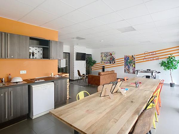 A vendre Angers plateau des capucins, chu, appartement studio avec coin chambre et place de parking privative couverte en sous-sol situé dans une résidence étudiante , vendu avec locataire en place sur un bail commercial.