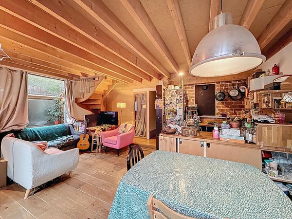 BAGNOLET COTE LES LILAS, AU CALME D'UNE SENTE A 650 METRES DU METRO MAIRIE DES LILAS, MAISON D'ARCHITECTE ALLIANT LE BOIS ET LE VERRE.