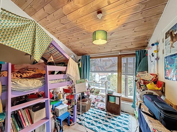 BAGNOLET COTE LES LILAS, AU CALME D'UNE SENTE A 650 METRES DU METRO MAIRIE DES LILAS, MAISON D'ARCHITECTE ALLIANT LE BOIS ET LE VERRE.