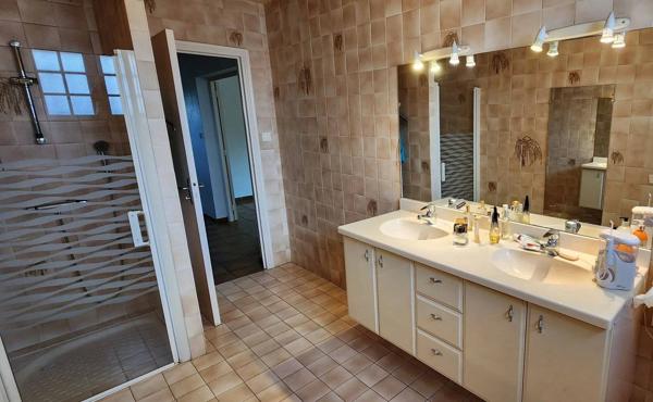 Villa à fort potentiel dans un quartier résidentiel calme