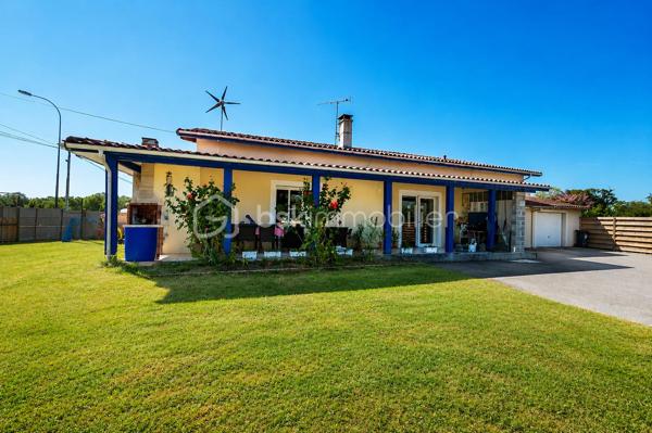 A 10 minutes de Dax, proche de toutes les commodités à HINX, venez découvrir cette maison rénovée de plain pied de 136 m2 avec un garage attenant de 50 m2 environ, une terrasse couverte, une piscine chauffée et sécurisée de 8X4 sur un terrain de 1 500 m2 hors lotissement, entièrement clos avec portail électrique.
Cette maison se compose de 4 chambres, 1 séjour spacieux avec insert bois, 1 cuisine ouverte, 1 cellier, 1 salle de bain avec baignoire+douche+vasque, 1 WC séparé, des combles isolées aménageables pour agrandir votre espace de vie.
Côté technique: pompe à chaleur air/air, cumulus thermodynamique, adoucisseur d'eau, fenêtres double vitrage, DPE: D, assainissement tout à l'égout, fibre raccordée.
Cette maison n'attends plus que vous, à visiter sans tarder.