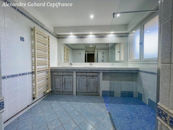 Axe La Réole-Langon - Maison de plain-pied - 5 chambres + bureau - Jardin 3 000 m² - 3 Garages