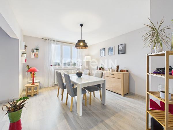 A vendre à Arpajon Sur Cère, Appartement 3 pièces d'une surface de 72 m² avec loggia, cave et garage.