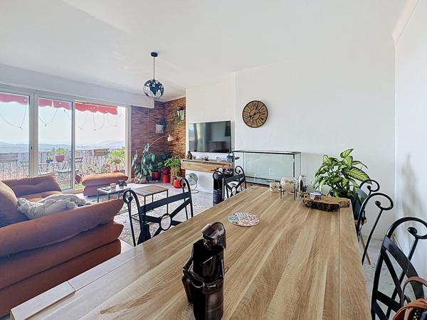 Appartement 3 pièces à vendre à Grasse - Avant dernier étage avec vue mer panoramique