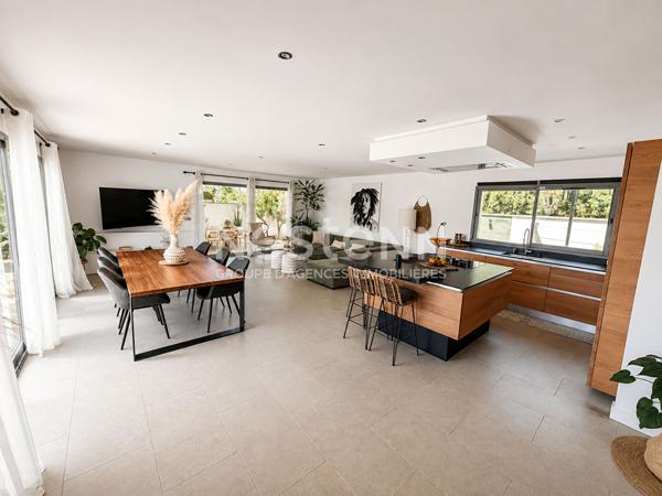 Maison Marignane 5 pièces 156,3 m², 3 chambres, bureau, piscine, jardin, terrasse, exposition plein sud, prestations haut de gamme