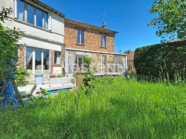 À vendre Maison de 7 pièces de 160m² avec véranda et terrain de 537m² à Saint Cyr l'École proche Gare