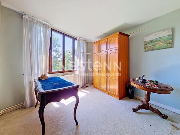 À vendre Maison de 7 pièces de 160m² avec véranda et terrain de 537m² à Saint Cyr l'École proche Gare
