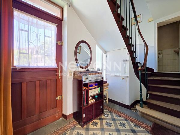 À vendre Maison de 7 pièces de 160m² avec véranda et terrain de 537m² à Saint Cyr l'École proche Gare