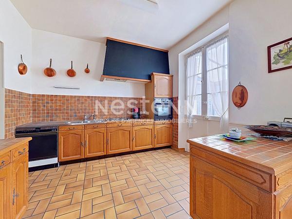 À vendre Maison de 7 pièces de 160m² avec véranda et terrain de 537m² à Saint Cyr l'École proche Gare