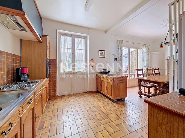 À vendre Maison de 7 pièces de 160m² avec véranda et terrain de 537m² à Saint Cyr l'École proche Gare
