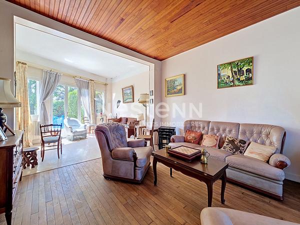 À vendre Maison de 7 pièces de 160m² avec véranda et terrain de 537m² à Saint Cyr l'École proche Gare