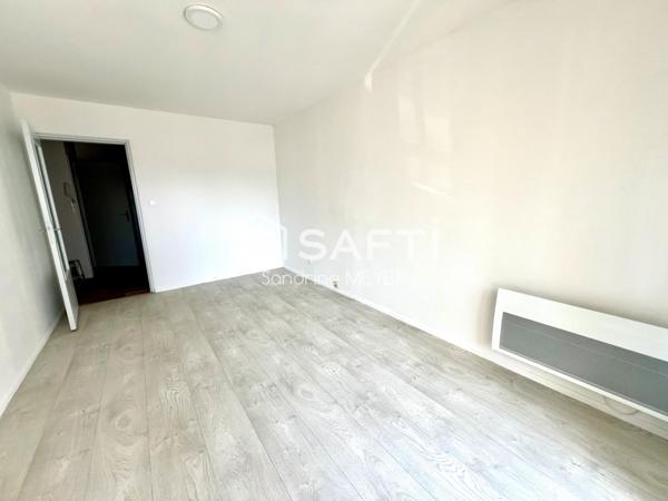 Studio 25 m² rénové, balcon, place de parking